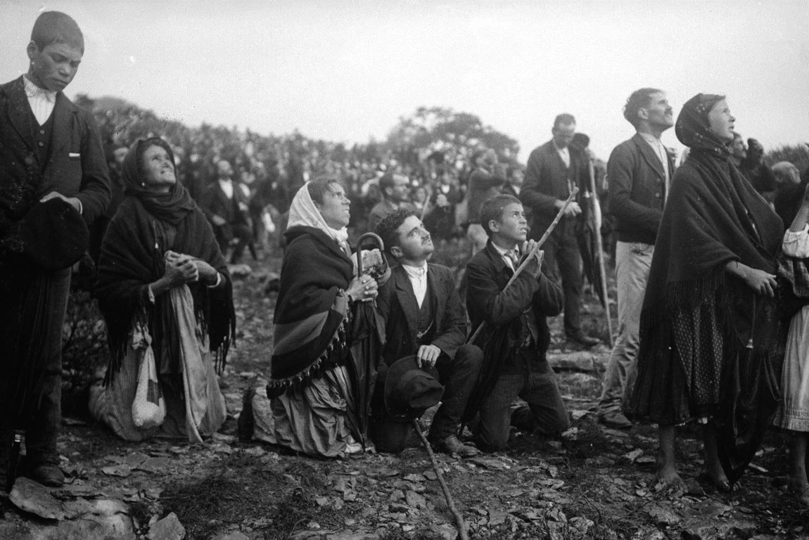 Deux photos de la foule stupéfaite à Fatima le 13 octobre 1917, témoignant du miracle prédit par Notre-Dame de Fatima