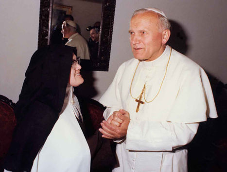 La même chose ici ; la fausse sœur Lucie présentée au public pour être vue passer du temps avec l’antipape Jean-Paul II