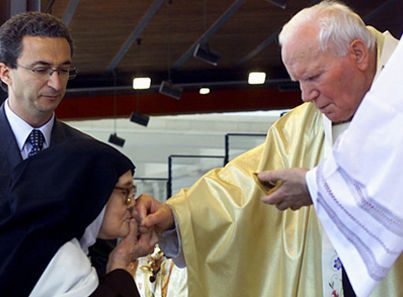 Une photo bizarre de « sœur Lucie » baisant la main de Jean-Paul II immédiatement après avoir reçu la « Communion »