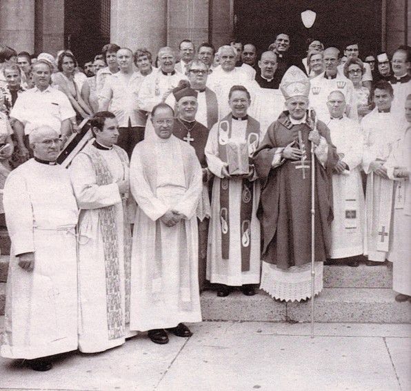 Jean-Paul II, avant de devenir antipape, portant sur son vêtement une croix inversée