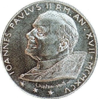 Ceci est une pièce de monnaie commémorative avec l'image de Jean-Paul II, qui a été émise par le Vatican. Notez les 3 étoiles avec chacune six pointes, qui vous donne : 6, 6, 6.