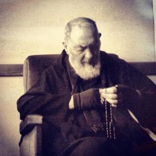 Padre Pio tenant un chapelet à la main