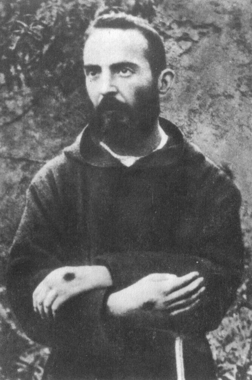 Par obéissance, Padre Pio montre ses stigmates en 1918