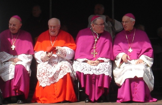 Un cardinal vêtu d'écarlate et un évêque vêtu de pourpre